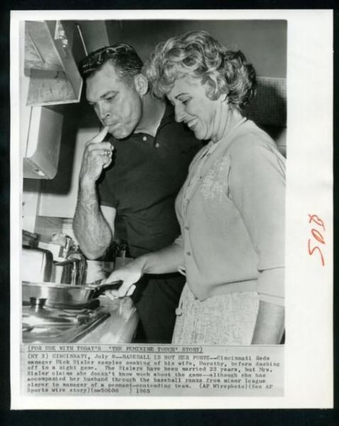 DICK SISLER Samples His Wife's Cooking 1965 Reds Vintage News Wire Photo