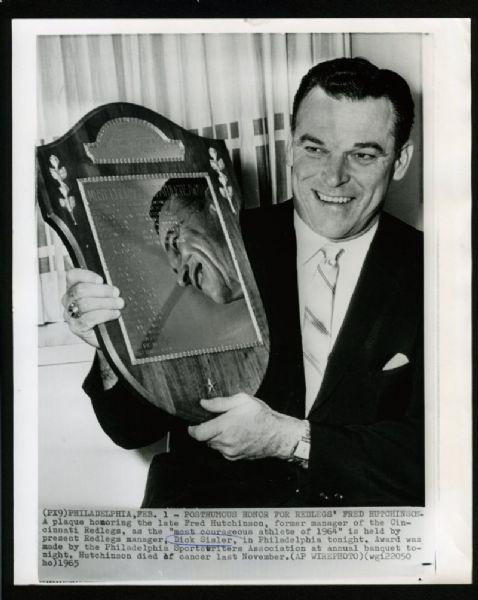 DICK SISLER w/ Fred Hutchinson's Posthumous Award 1965 Reds Vintage Wire Photo