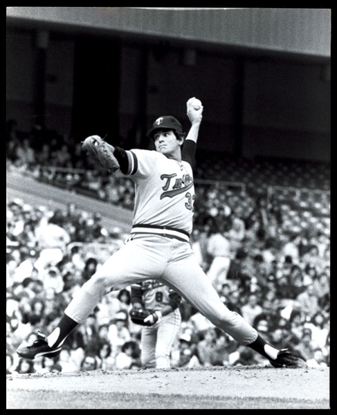 1983 Twins JACK W O'CONNOR Pitching Original Photo by Louis Requena Type 1