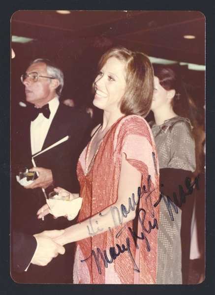 MARY TYLER MOORE May 1976 SIGNED AUTOGRAPH Photo  nb