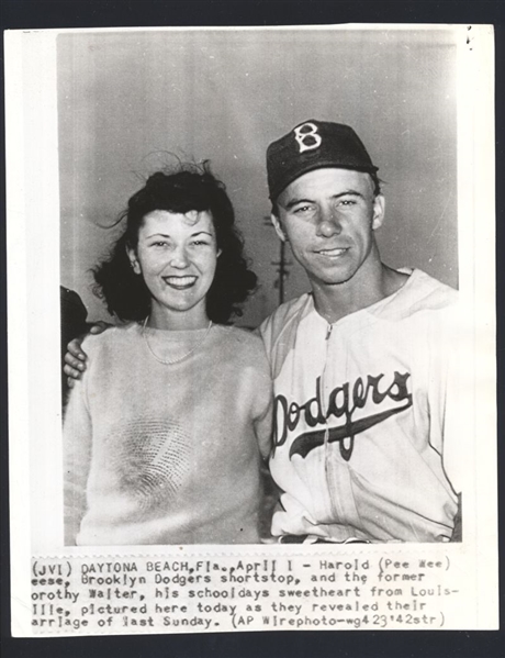 1942 Brooklyn Dodgers PEE WEE REESE & WIFE Newlyweds Vintage News Wire Photo HOF