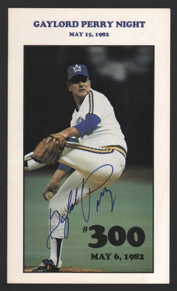 GAYLORD PERRY SIGNED 300 Victories Program HOF Mariners Gaylord Perry Night 1982