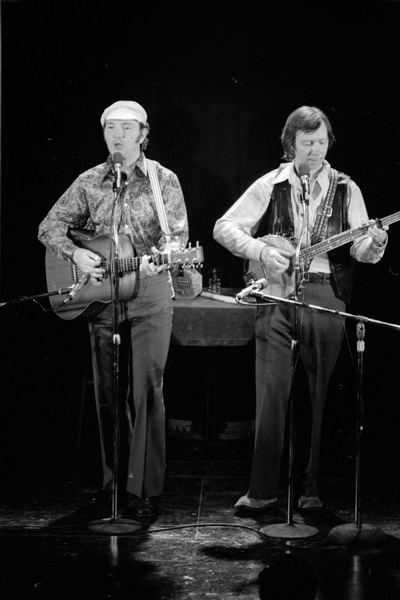 Strip of (6) 1970s LIAM CLANCY & TOMMY MAKEM Original 35mm Photo Negatives bn
