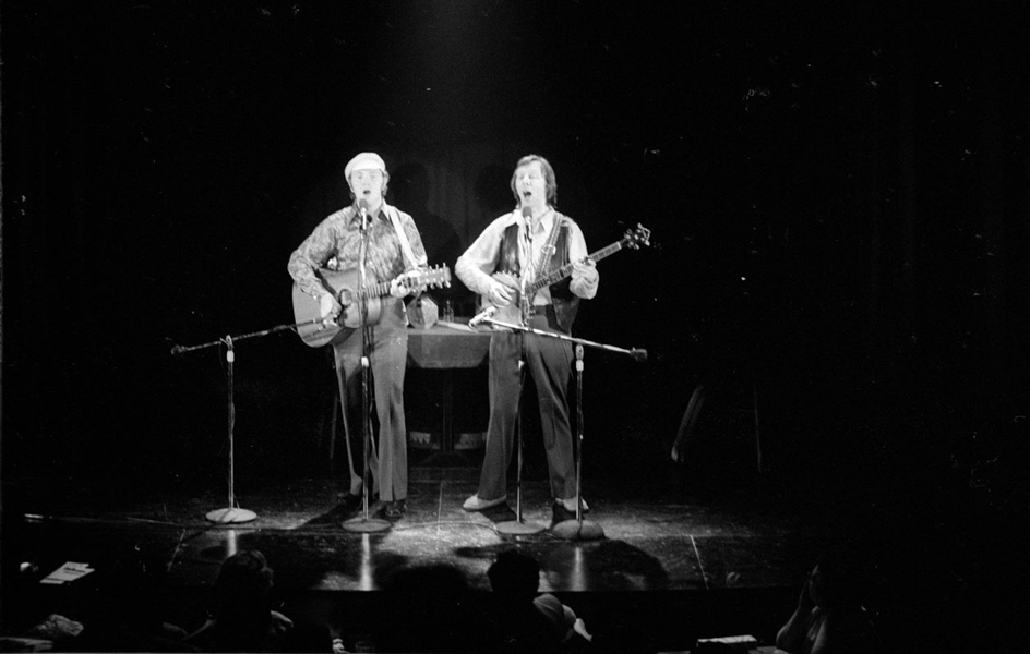 Strip of (6) 1970s LIAM CLANCY & TOMMY MAKEM Original 35mm Photo Negatives bn