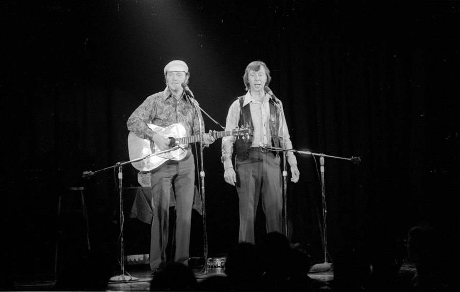 Strip of (6) 1970s LIAM CLANCY & TOMMY MAKEM Original 35mm Photo Negatives bn