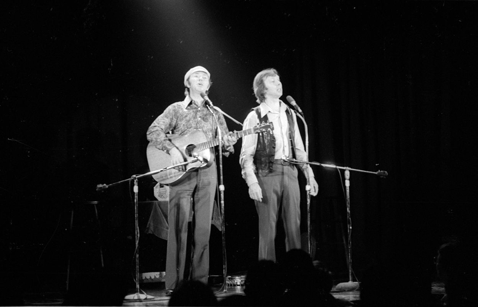 Strip of (6) 1970s LIAM CLANCY & TOMMY MAKEM Original 35mm Photo Negatives bn